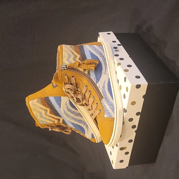 Ugg,sneakers, multi color southwest themed, size  W7, brown,cream,blue, and tan. - Picture 2 of 4